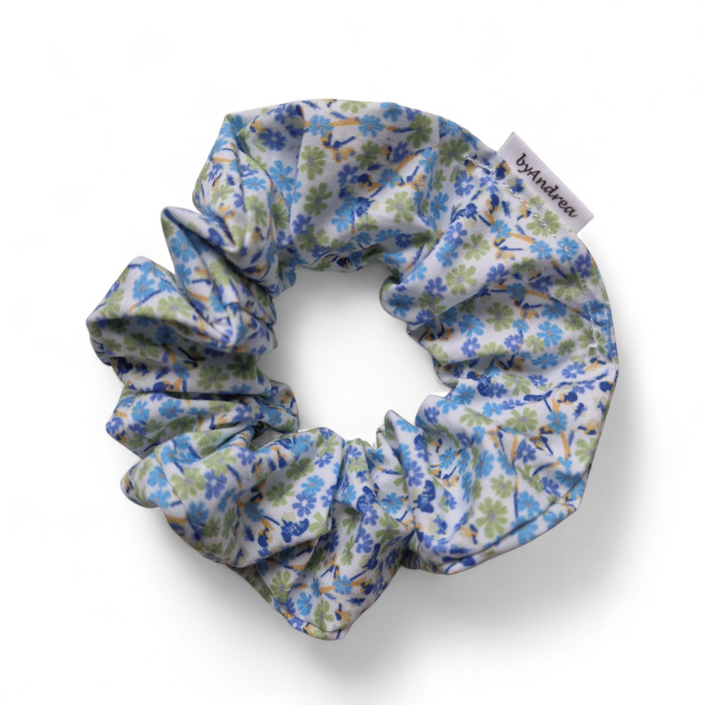 Scrunchie blå engblomster på hvit bakgrunn