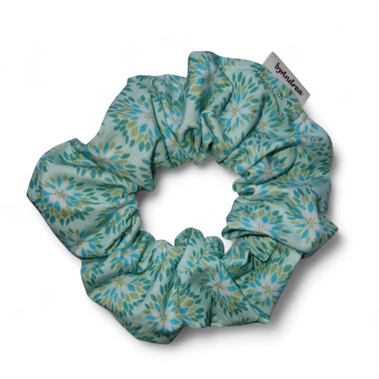 Scrunchie lotusblomster på turkis bakgrunn