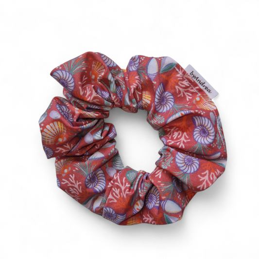 Scrunchie skjell på rød bakgrunn