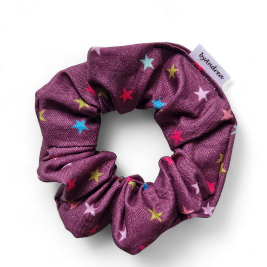 Scrunchie stjerner på lilla bakgrunn