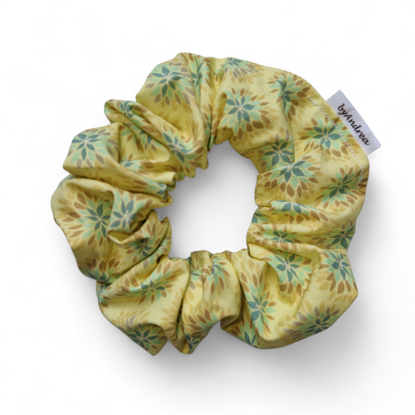 Scrunchie lotusblomster på gul bakgrunn