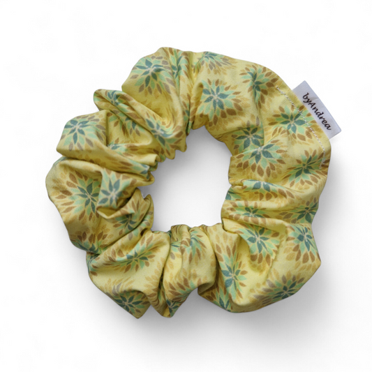Scrunchie lotusblomster på gul bakgrunn
