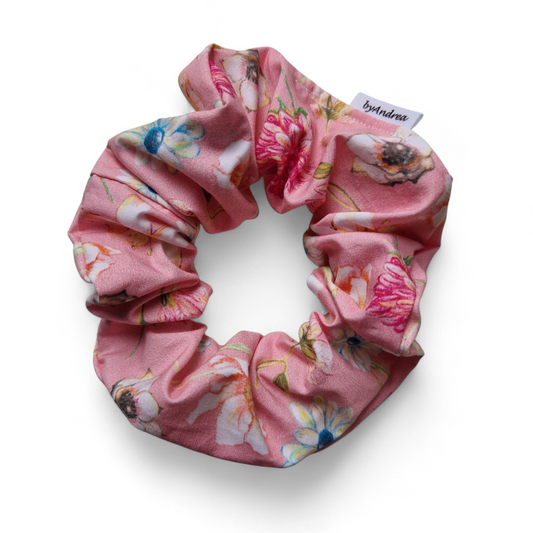 Scrunchie store blomster på rosa bakgrunn